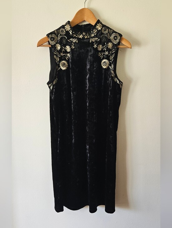 AGB Dresses & Skirts - AGB Embroidered Velvet Shift Dress - Black with Gold Accents